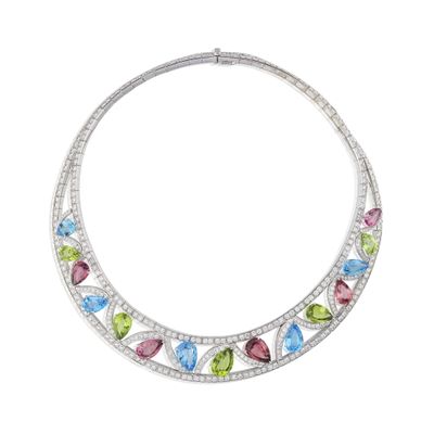 un collier composé de pierres multicolores et de diamants sur fond blanc