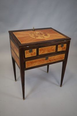 une petite table en bois avec des tiroirs, sur laquelle sont posés d'autres tiroirs