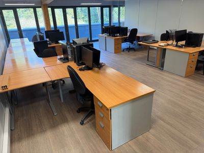 de nombreux bureaux et chaises dans ce grand espace ouvert