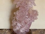 un vase en cristal rose posé sur une table en marbre