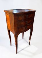 Table de chevet en bois de placage ouvrant par trois tiroirs (photo 3)