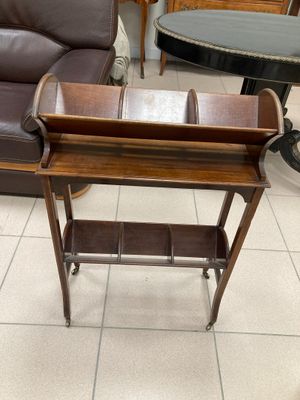 une table en bois sur laquelle est posé un plateau, dans une pièce
