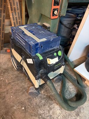 a picture of a machine that is sitting in a garage