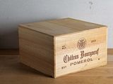 une boîte en bois avec une étiquette sur une table