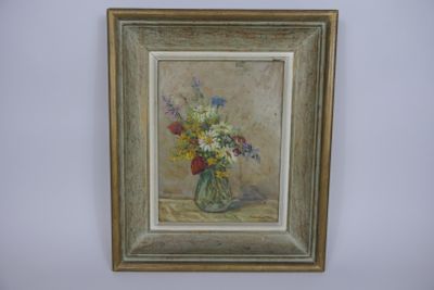 un tableau de fleurs dans un vase sur le mur