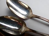 deux cuillères posées sur une table