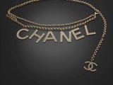 une ceinture Chanel sur laquelle est inscrit le mot « Chanel »