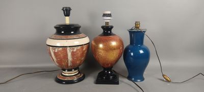 trois vases et une lampe posés sur une table