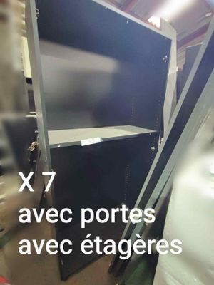 une photo d'une étagère dans une pièce où il y a beaucoup d'étagères