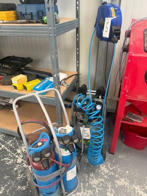 une borne d'incendie rouge posée à côté d'une autre borne d'incendie rouge dans un garage