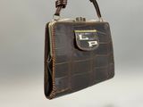 sac à main en cuir d'alligator marron avec des finitions dorées