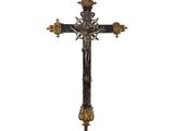 une vieille croix ornée d'une décoration dorée sur fond blanc