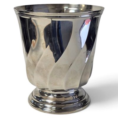 une coupe en argent posée sur un socle