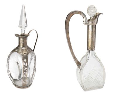 deux vases en verre placés l'un à côté de l'autre