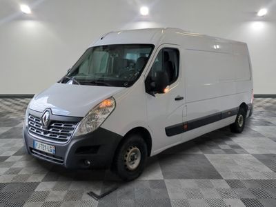 la photo d'une camionnette blanche garée dans un garage