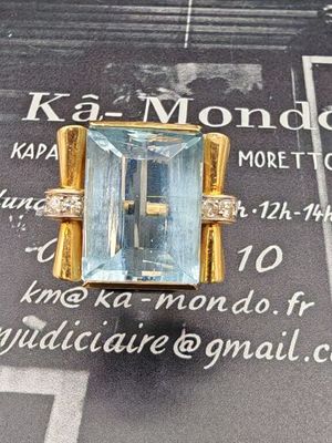 une bague sertie d'une pierre bleue