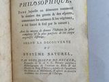 un livre ouvert sur lequel est posé un oiseau