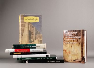 plusieurs livres sont empilés sur une table