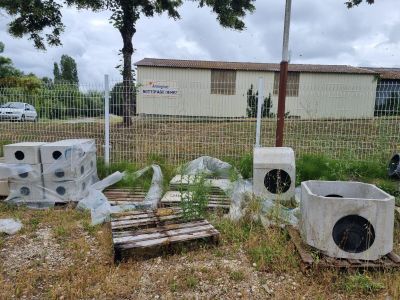 beaucoup de déchets qui traînent dans l'herbe