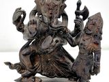 une image représentant une statue d'une femme assise sur un bol