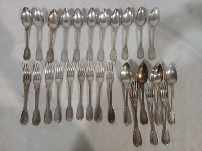 beaucoup de cuillères en argent et de cuillères sur la table