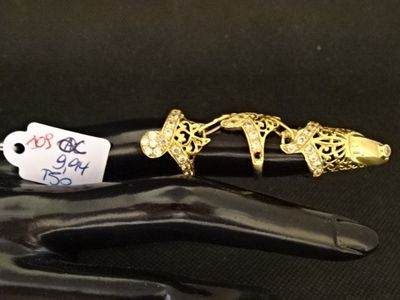 une bague en or sur la main d'un mannequin, avec une étiquette de prix