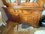 une commode en bois surmontée d'un miroir