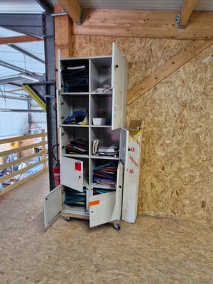 une photo d'un petit meuble de rangement dans un garage