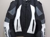 un gros plan d'une veste suspendue à un cintre accroché au mur