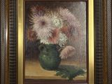 tableau représentant des fleurs dans un vase vert posé sur une table