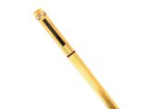 un gros plan d'un stylo sur fond blanc