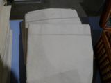 une pile de serviettes posée sur une table à côté d'un panier en osier