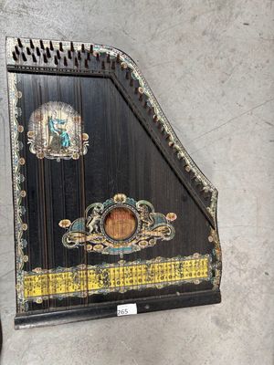un instrument de musique noir et doré accroché au mur