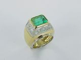 bague en émeraude et diamant sur fond blanc