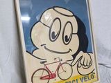 photo encadrée représentant un personnage de dessin animé à vélo