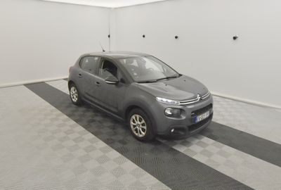 une Citrole grise garée dans un garage au sol en damier