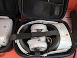 une valise ouverte contenant un casque audio