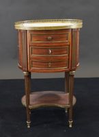 Petite table de salon ovale en acajou et placage d'acajou.
