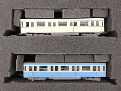 deux trains miniatures dans une boîte posée sur la table