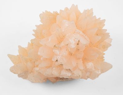 grappe de cristaux de quartz sur fond blanc
