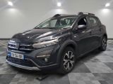 la voiture grise est garée dans le garage sur un sol en damier