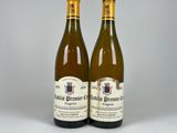 deux bouteilles de vin posées l'une à côté de l'autre sur une table