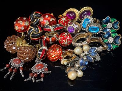 un tas de bijoux variés posés sur une surface noire