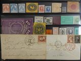 Plusieurs types de timbres sont exposés dans une vitrine.