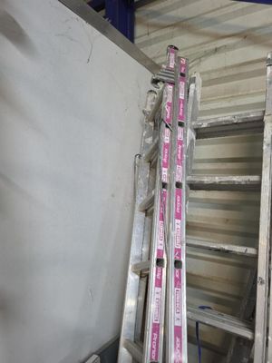 une échelle appuyée contre un mur