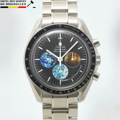 une montre exposée sur une surface blanche