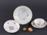 trois types différents de plats en porcelaine posés sur une table noire