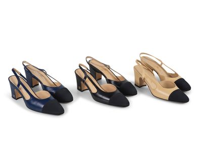 trois paires de chaussures pour femmes, de couleurs et de pointures différentes