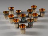 de nombreuses coupes en argent disposées en forme de cœur sur une table