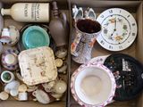 une boîte remplie d'assiettes et de tasses, ainsi qu'une horloge